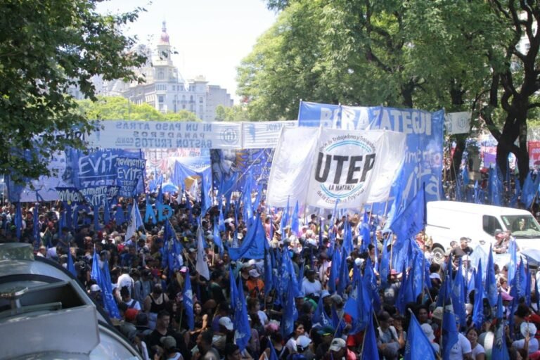 Los movimientos sociales que acompañaron a la CGT en su marcha contra el Gobierno de Milei anuncian nuevas medidas de protesta Los movimientos sociales que acompañaron a la CGT en su marcha contra el Gobierno de Milei anuncian nuevas medidas de protesta