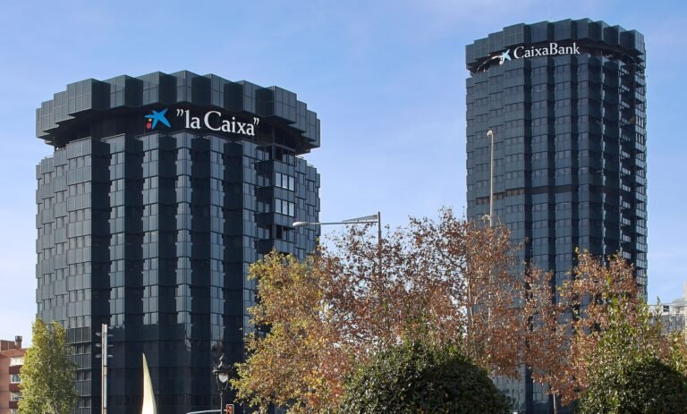 CaixaBank gana 4.816 millones en 2023, un 53,9% más, y distribuirá un dividendo de 2.890 millones CaixaBank gana 4.816 millones en 2023, un 53,9% más, y distribuirá un dividendo de 2.890 millones