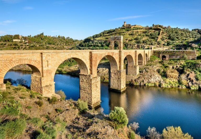 El pueblo español en la frontera con Portugal que está en medio de un parque natural: un puente romano y una piscina natural El pueblo español en la frontera con Portugal que está en medio de un parque natural: un puente romano y una piscina natural
