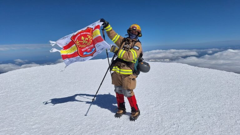 Escaló el Volcán Lanín con su traje de bombero para concientizar sobre la importancia de su oficio Escaló el Volcán Lanín con su traje de bombero para concientizar sobre la importancia de su oficio