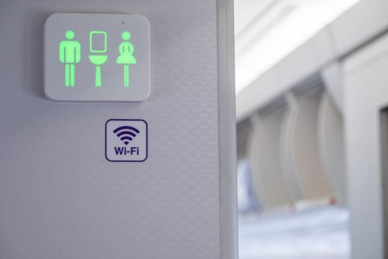 Un pasajero se queda atrapado en el baño del avión todo el vuelo y el comunicado de la aerolínea sorprende Un pasajero se queda atrapado en el baño del avión todo el vuelo y el comunicado de la aerolínea sorprende