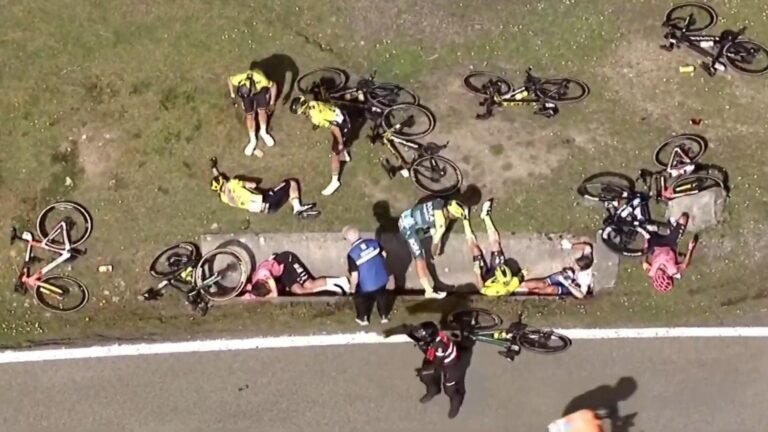 Impactante accidente múltiple con 12 ciclistas: el doble campeón del Tour de Francia terminó en el hospital con fracturas Impactante accidente múltiple con 12 ciclistas: el doble campeón del Tour de Francia terminó en el hospital con fracturas