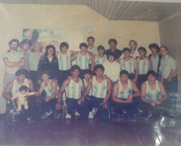 Tuvo a Monzón como mentor, pero un accidente truncó su carrera: Frankie Verón, el hombre que desde la pobreza extrema forjó una dinastía de campeones Tuvo a Monzón como mentor, pero un accidente truncó su carrera: Frankie Verón, el hombre que desde la pobreza extrema forjó una dinastía de campeones